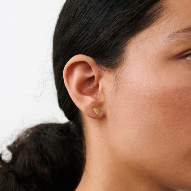 Pernille Corydon Elm Leaf Ørestikker I Forgyldt