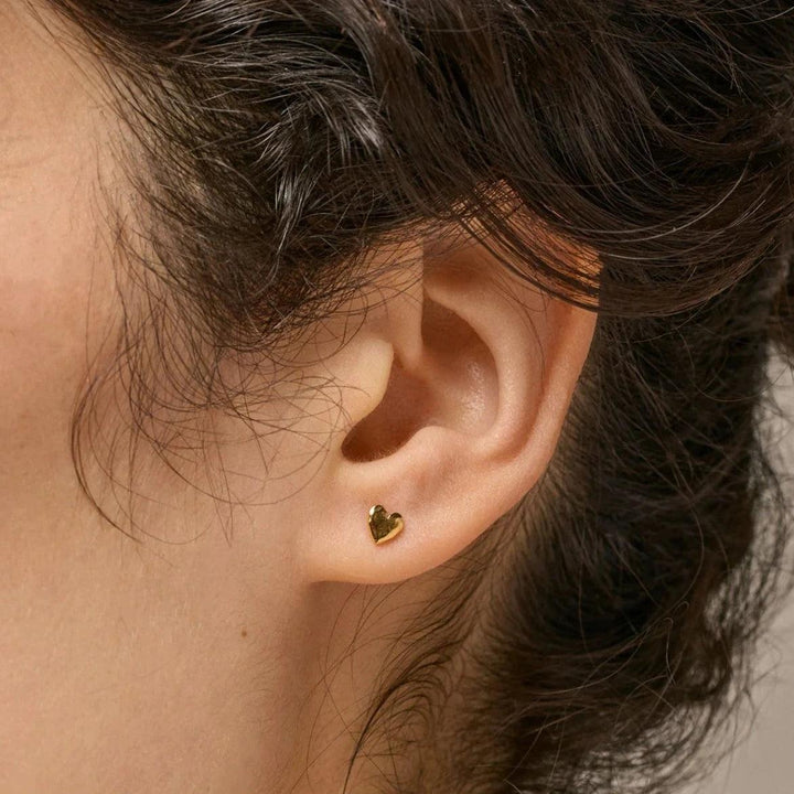 Enamel Heart Studs Forgyldt - Hjerte Ørestikker - E373GM - Øreringe - E373GM