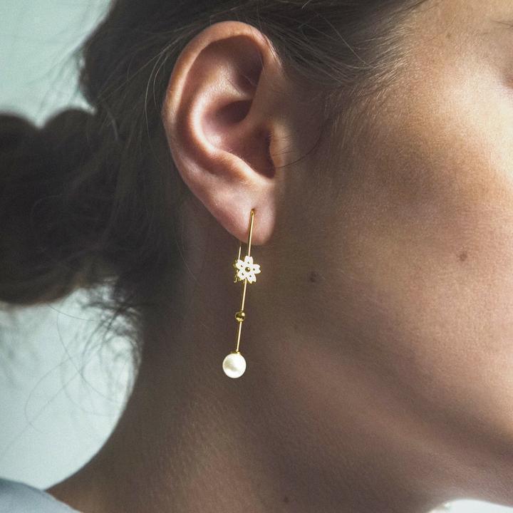 Polar Jewelry Sakura Hanging Pearl Forgyldt Øreringe - Øreringe - SAK-EH-GD-WP-00120