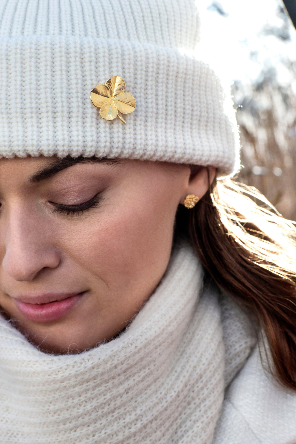 Sådan sætter du en broche korrekt fast - Viclara.dk