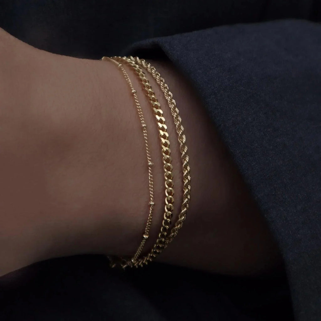 Hvordan lukker man et armbånd med lås? - Viclara.dk