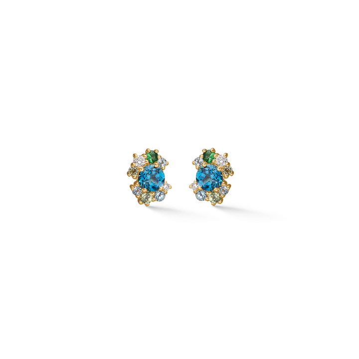 Blå topas øreringe i guld med små farvede sten i blomsterdesign på sort baggrund. Model SKU-12345