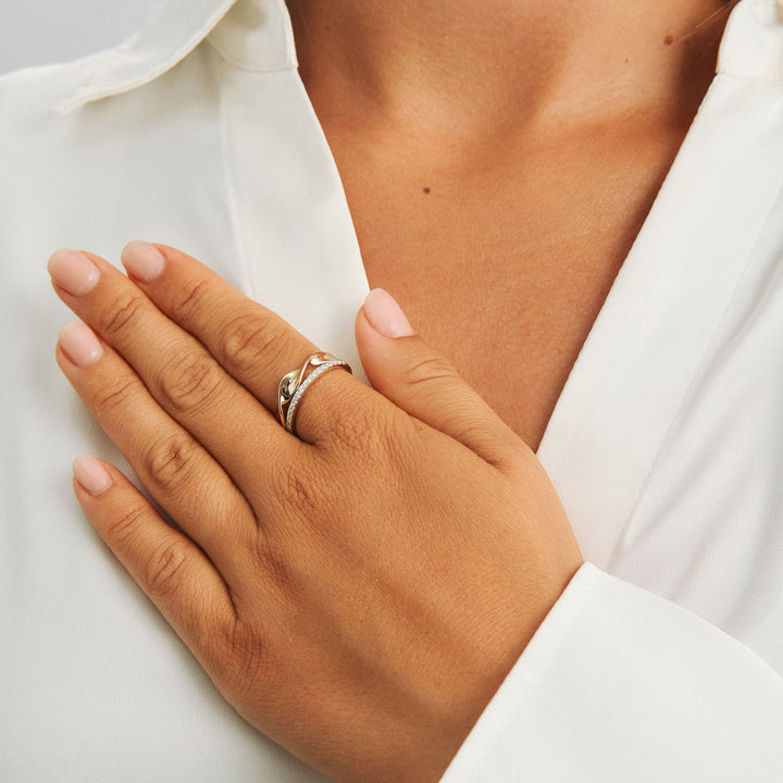 Mads Z Diamond Twist Ring – Diamantring i 14 Karat Guld