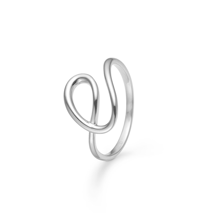 Smykke ring i sølv med et moderne, snoet og organisk design på sort baggrund.