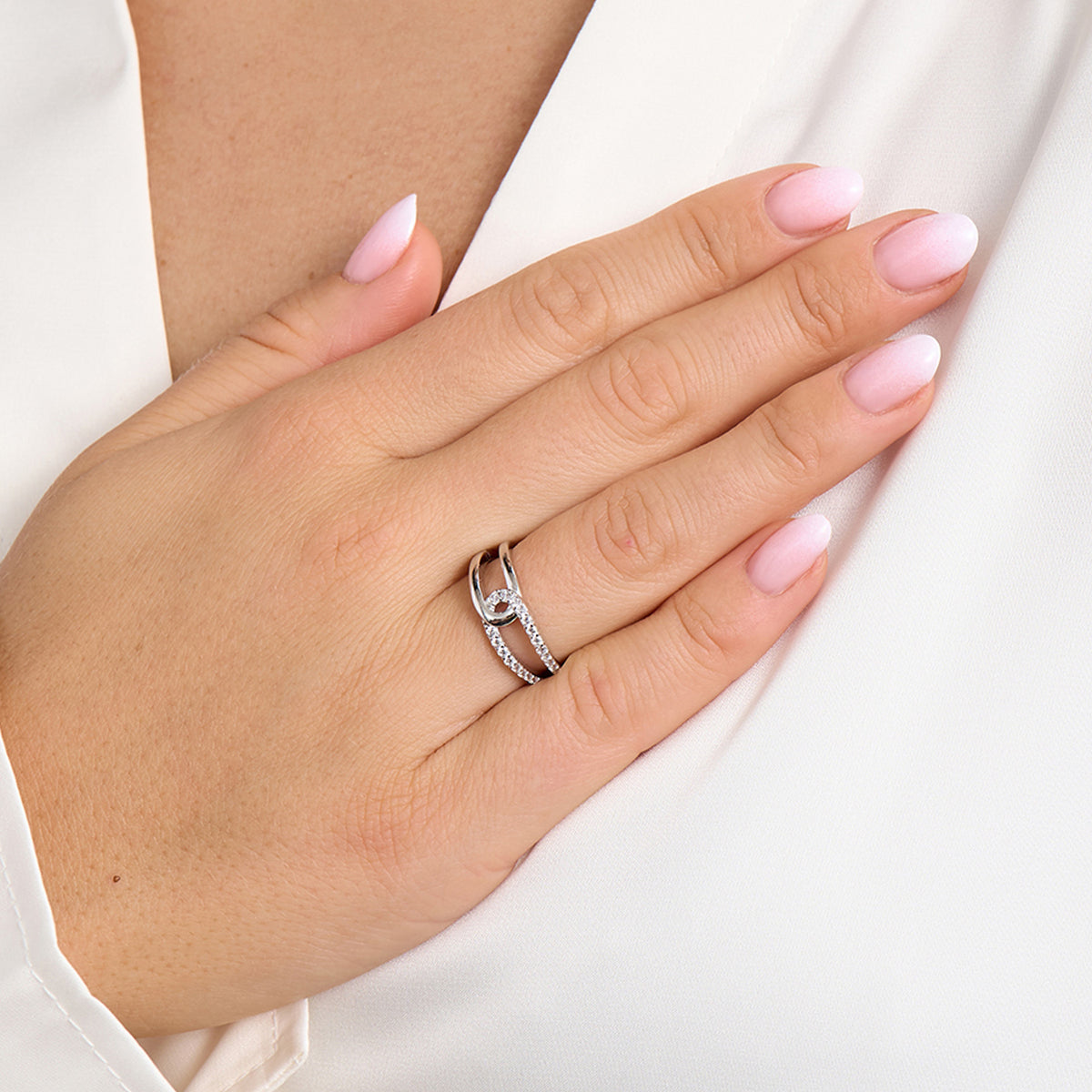 Sølvring med zirkonia sten på kvindes hånd, forsidevisning, elegant design