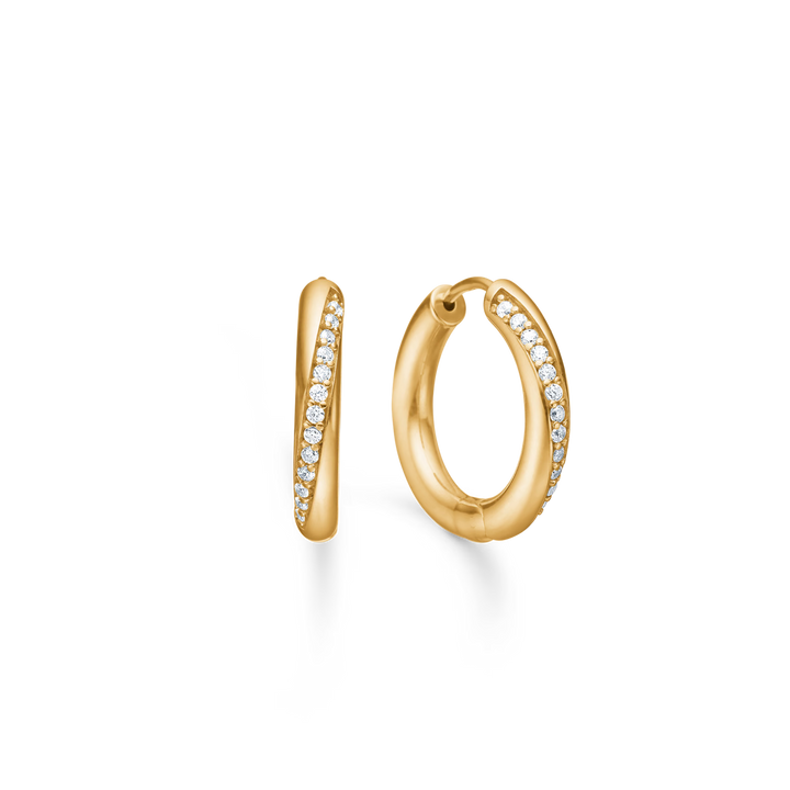 Guld hoops med små diamanter, der pryder kanten af de elegante guldfarvede øreringe. Model 12345