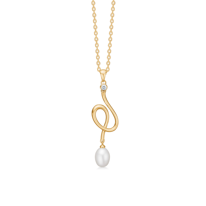 Gul halskæde med et snoet design, en lille diamant og en hvid perle forneden. Model 45678