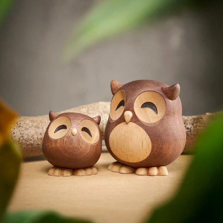 Kay Bojesen Ugle to søde ugler i lysebrunt træ, detaljefotograferet med grønne blade. Model54641277061