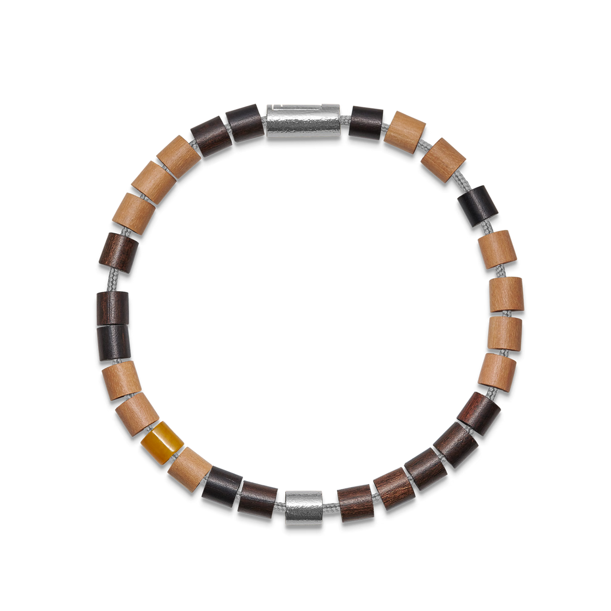 Armbånd med brune og sorte læderperler samt sølvdetaljer på sort baggrund. Model 12345