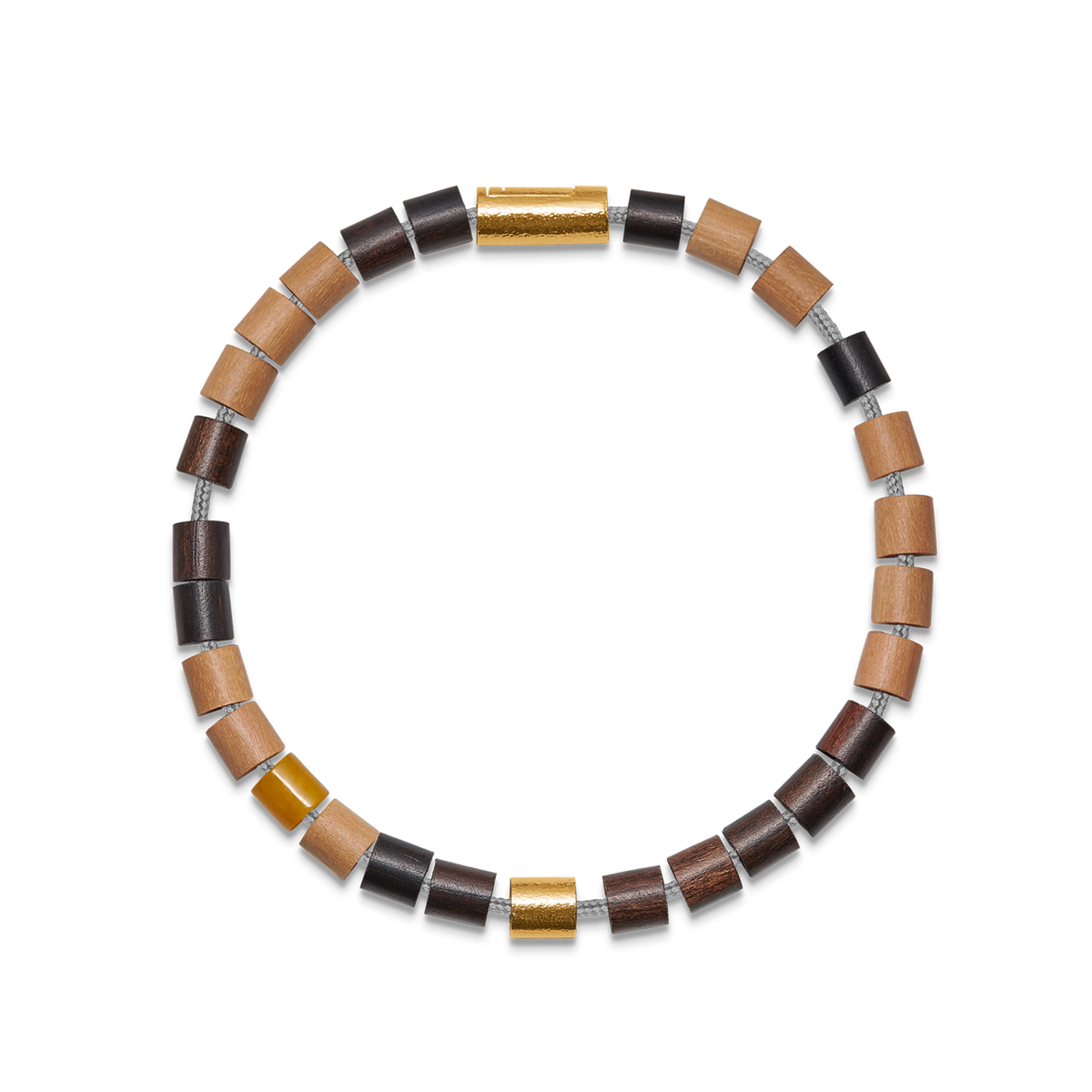 Læderarmbånd i brune og sorte nuancer med gulddetaljer på en sort baggrund, Model 12345