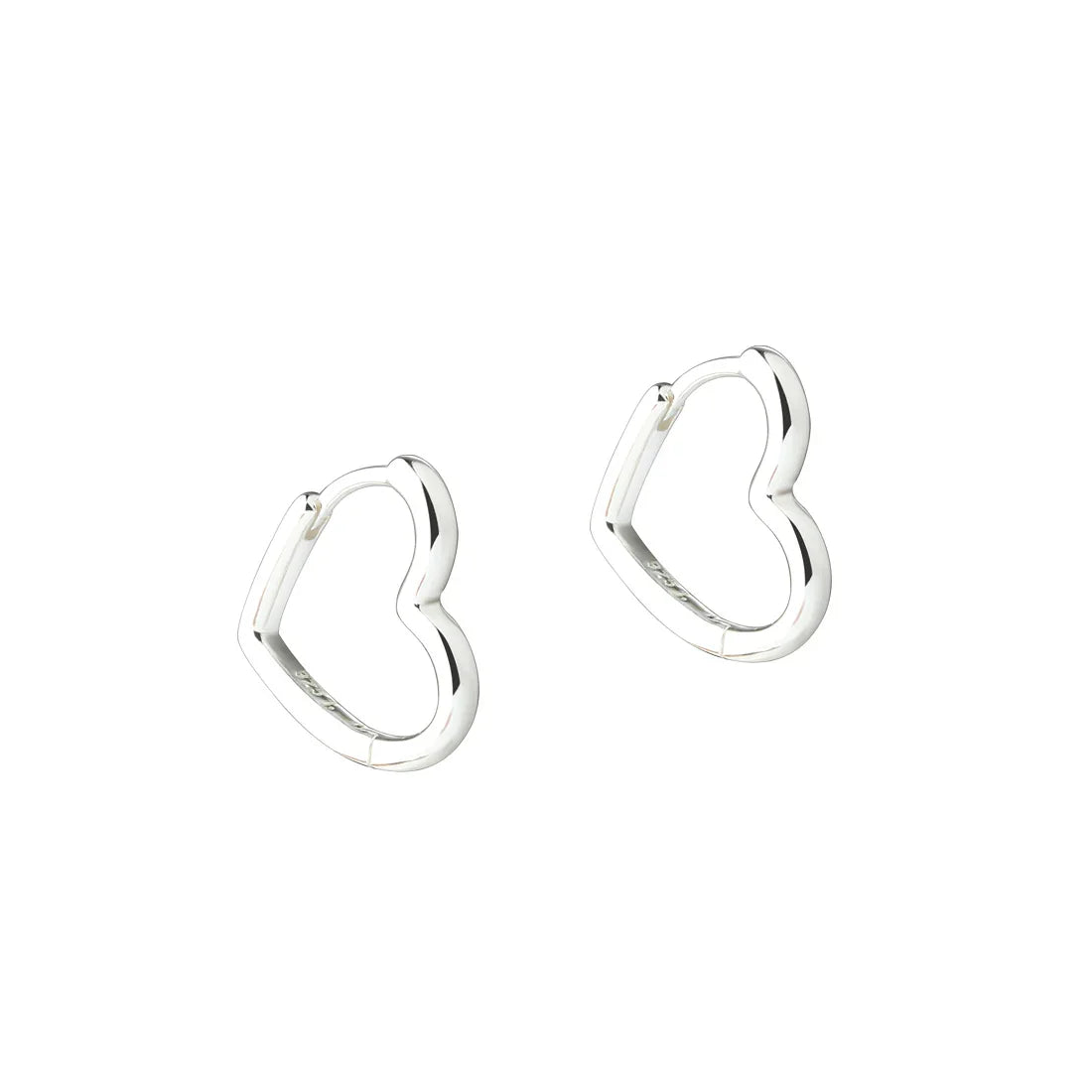 Øreringe i sølv, hjerteformet design, forsidevisning, enkel og elegant stil