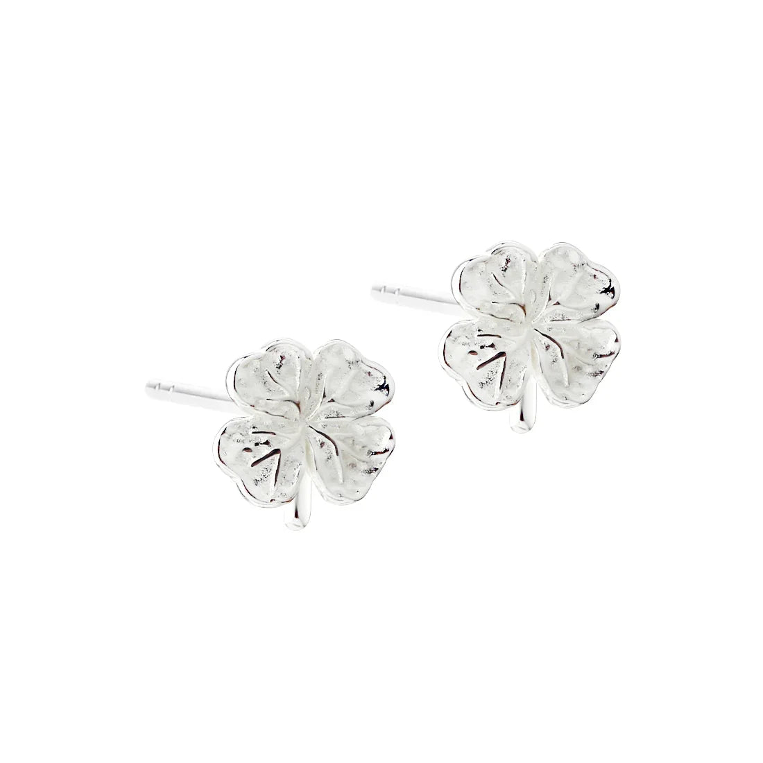 Sølv firkløver ørestikker, forside, detaljeret blomsterdesign, blank overflade