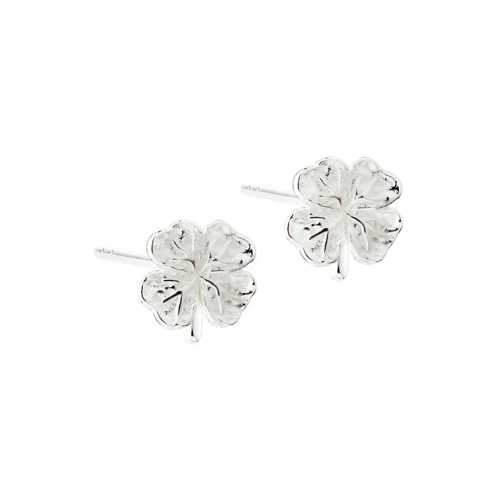 Sølv firkløver ørestikker, forside, detaljeret blomsterdesign, blank overflade