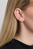 7200954_1M, elegant langt gyldent ørering med tredobbelt vedhæng i organisk design på model. Model7200954_1M