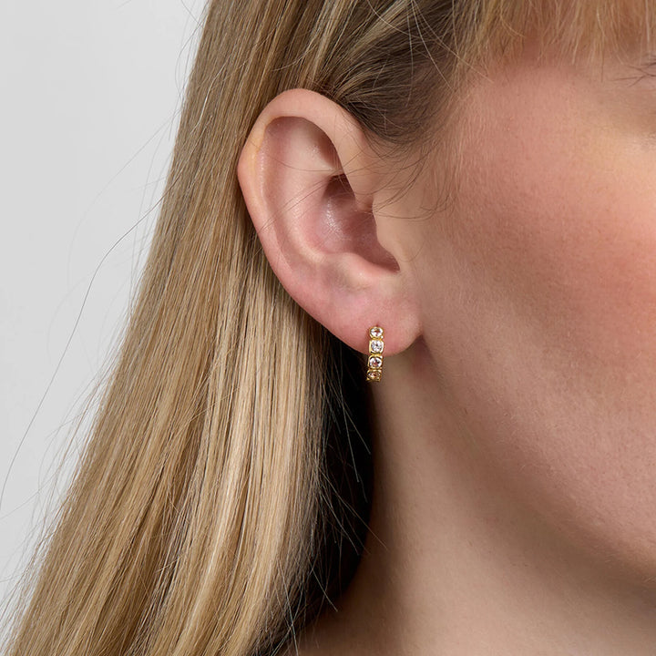 Studio Z Elera Small Hoops – Forgyldte Creoløreringe med Zirkonia