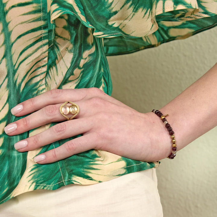 Carré Simone Armbånd m. Granat, Gylden Perle & Labradorit