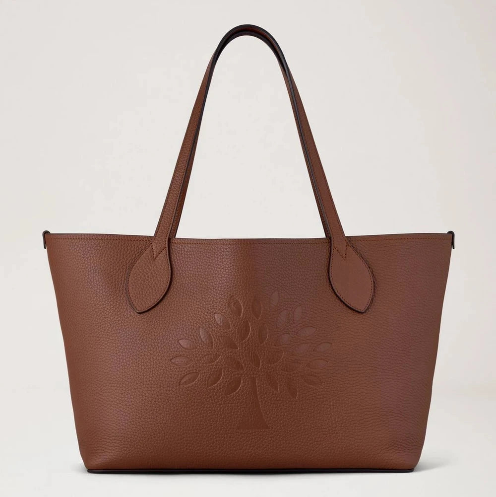 Bayswater Tote Oak Grainy Print viser brun lædertaske med trælogo, to lange hanke. Model G_HH0140_736G222.