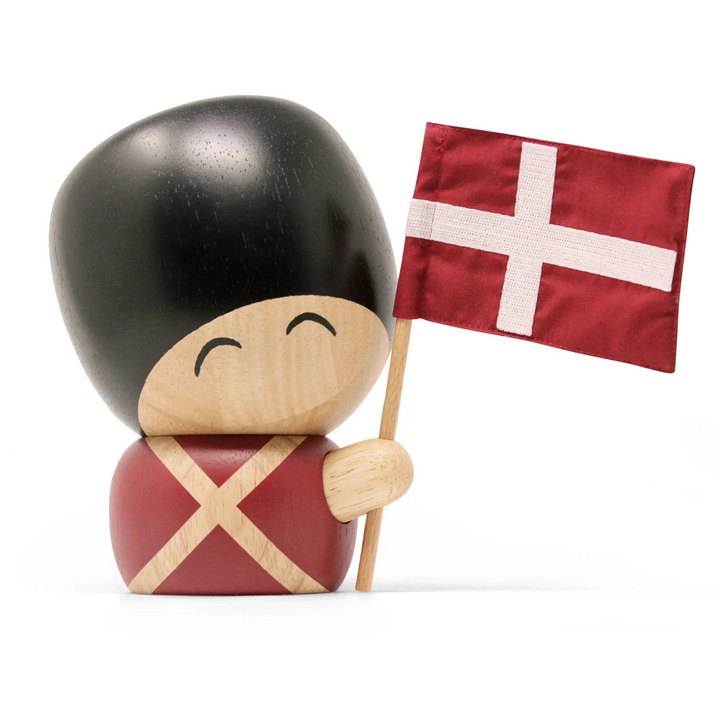 Valdemar01 viser en træfigur af dansk garder i rød uniform med sort hjelm, der holder Dannebrog. Model Valdemar01