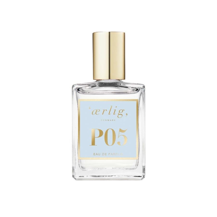 ærlig eau de parfum p05 15ml viser en elegant, firkantet parfume med gyldent låg og lyseblå etiket. Model P05-T-1