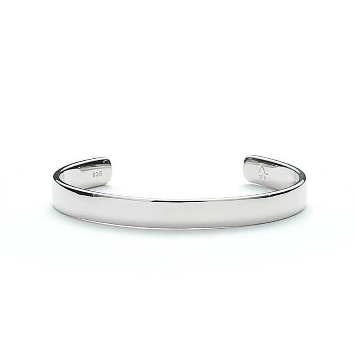 Alexander Lyngaard Hope Bangle i sølv viser et stilrent, poleret armring i 925 sterling sølv. Model h20013-003-1