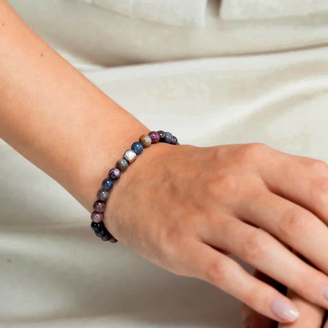 Alexander Lynggaard Armbånd Amalfi 6mm vises på et håndled med flerfarvede perler. Model c10580-001-1