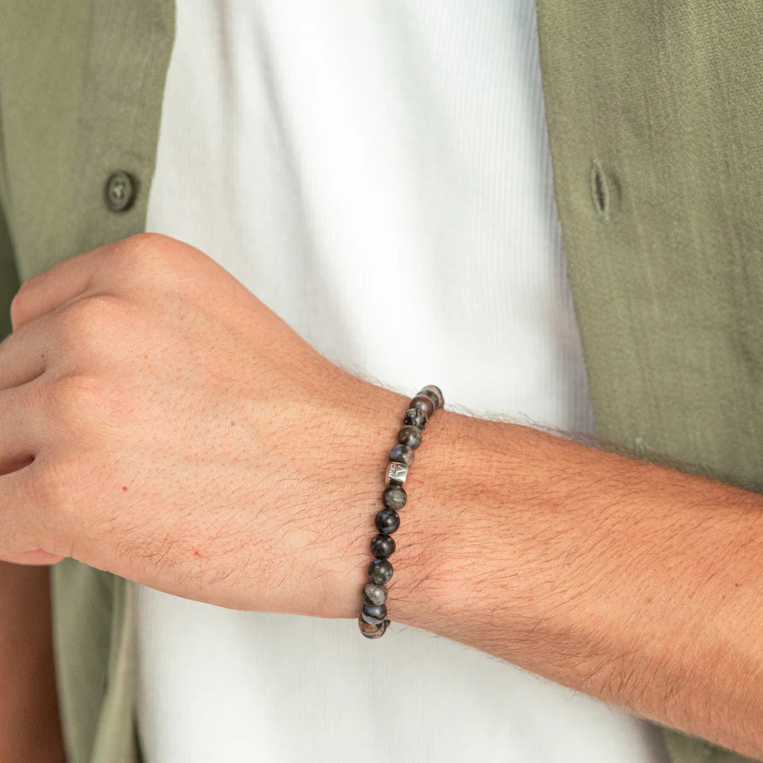 Alexander Lynggaard Armbånd Glaucophane 6mm vises på håndled, mørkegrå perler. Model c01170-001-1