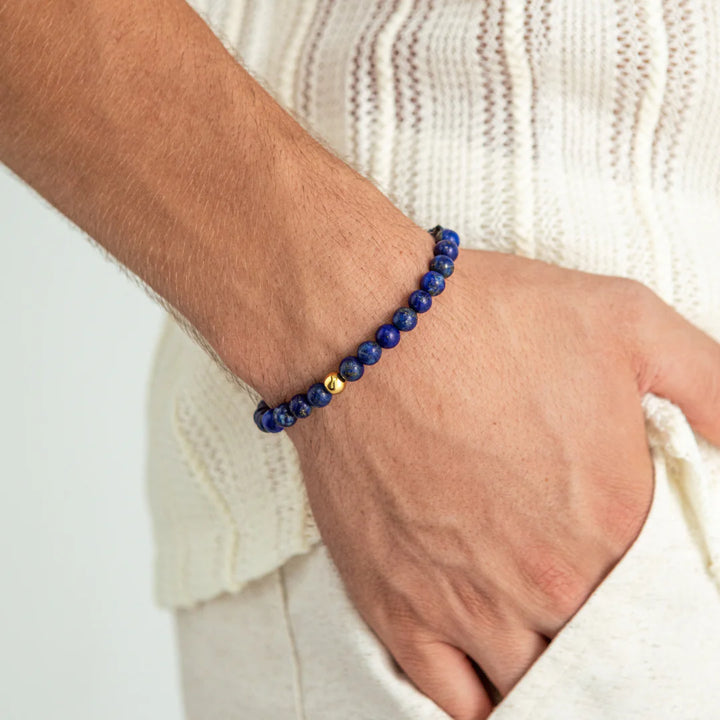 Alexander Lynggaard Armbånd Lapis Braided 6mm bæres på håndled, blå stenperler med gulddetalje. Model B00152-2