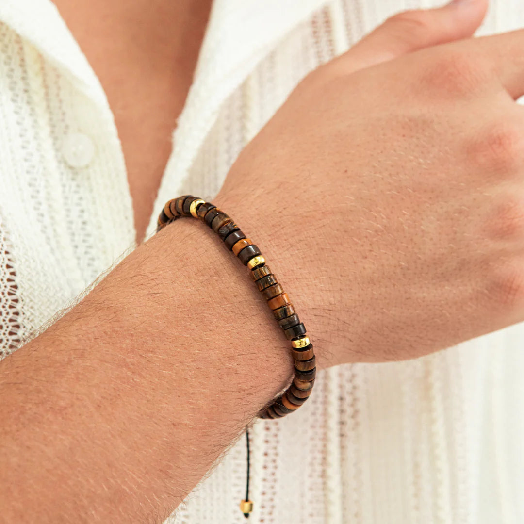 Alexander Lynggaard Armbånd Tiger Eye Heishi Braided 6mm vises på hånd, brun og gulddetaljer. Model B00202-1