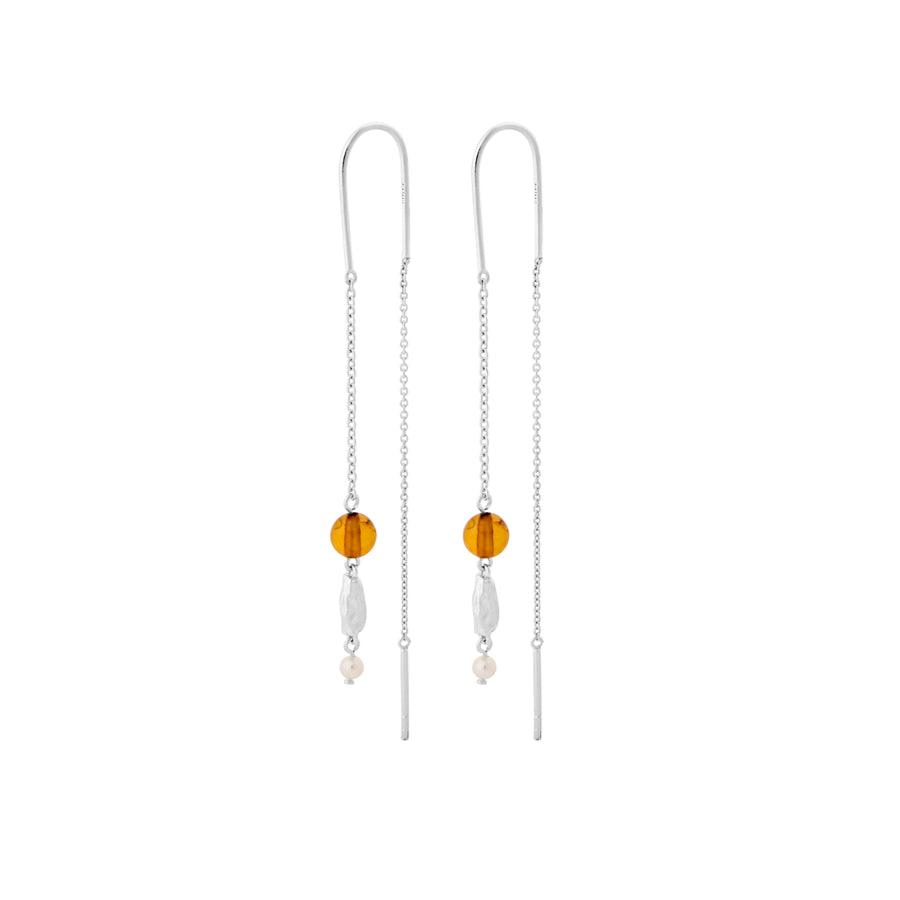 Amber Glow Øreringe vist som et par lange sølvkædeøreringe med rav, perle og blank detalje, Model e-359-s-1