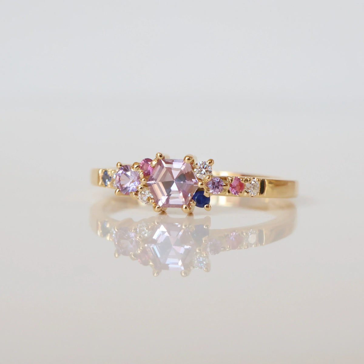 Anpe Atelier Varnaya Kuda Ring 18kt guld custom made med flerfarvede ædelsten, Model27-custom1-001-1
