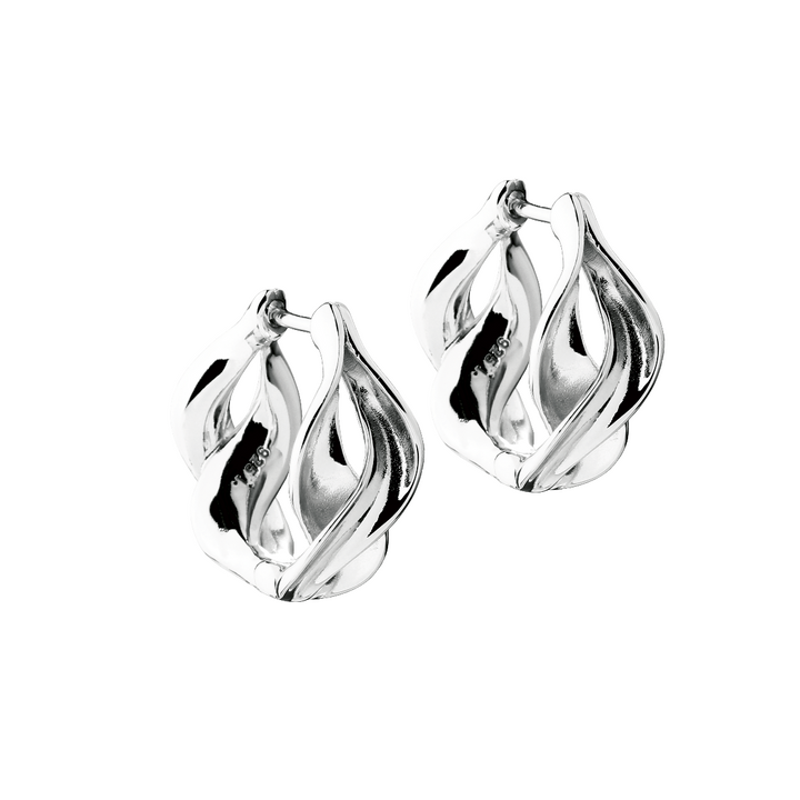 Aqua Dulce Curva Hoop i sølv, blanke creoler med snoet, organisk form. Model 6511-1