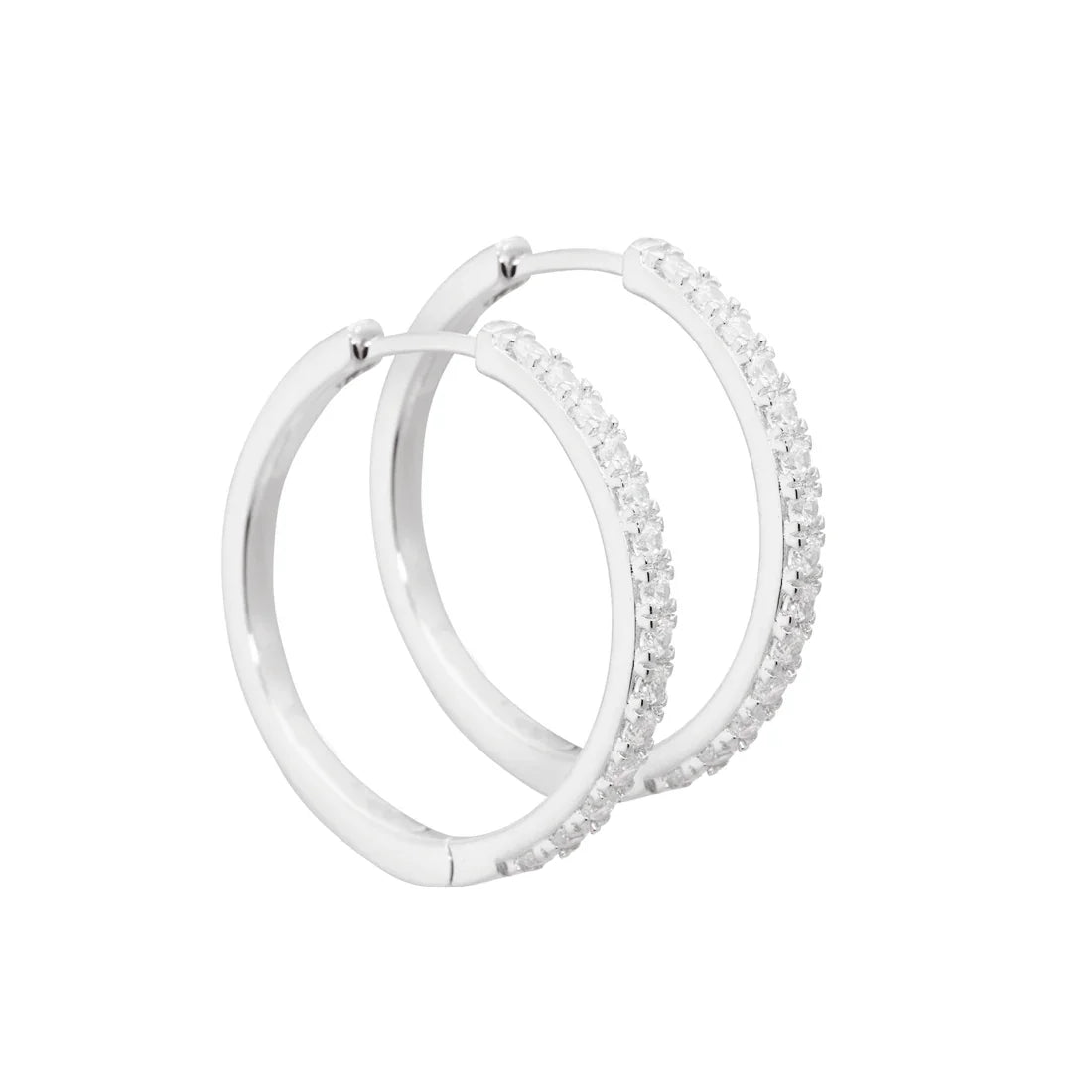 Aqua Dulce Darling Sølv Creoler 25 mm viser et tæt på billede af to sølv øreringe med klare sten detaljer. Model3832-3832-1