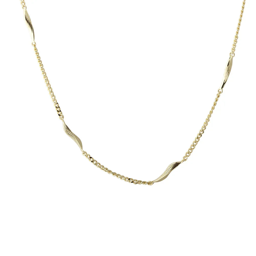 Aqua Dulce Elara halskæde i forgyldt, elegant kæde med bølgede detaljer, Model 6699-1.
