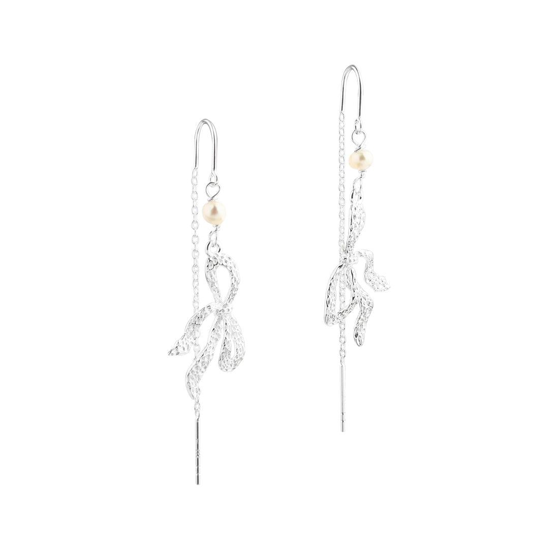 Aqua Dulce Hanging Bow ørehængere i sølv med buet sløjfe-design og perledetalje. Model 5858-5858-1.