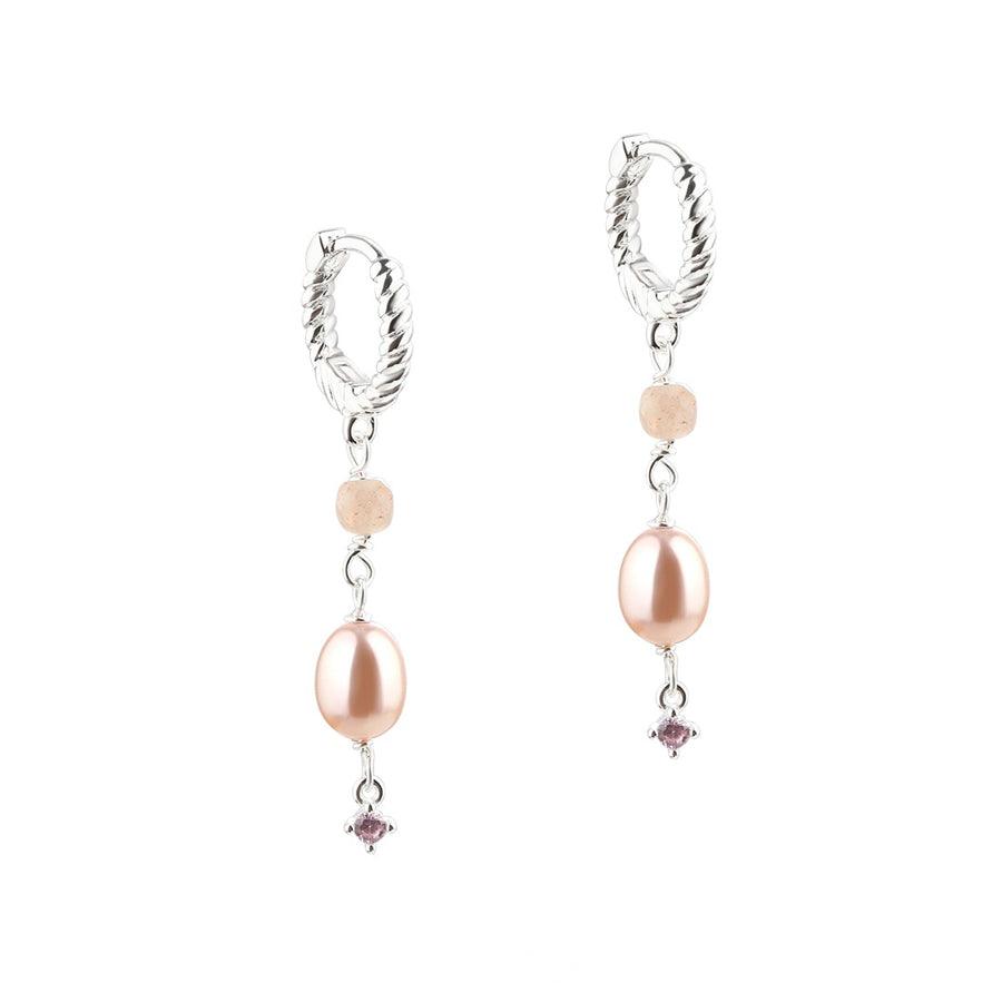 Aqua Dulce Koi Rose Hoop Sølv øreringe med snoet sølvdesign, ferskenfarvet perle og lille lyserød sten. Model 5630-1.