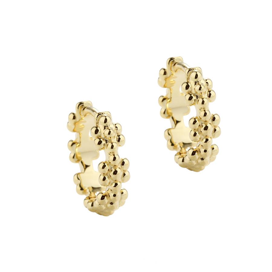 Aqua Dulce Lots of Flowers Hoop Forgyldt 13 mm viser to forgyldte creoler med blomsterstruktur på hvid baggrund. Model5706-1.