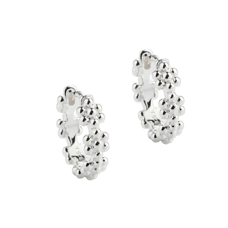 Aqua Dulce Lots of Flowers Hoop Sølv 13 mm 5705–1 viser et par sølvcreoler med blomsterdetaljer. Model 5705–1.