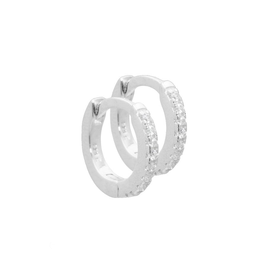 Aqua Dulce Raya Creol Sølv viser et par små creoler i sølv med klare funklende sten, Model 4036-4036-1.