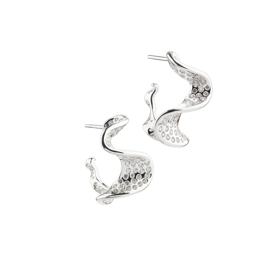 Aqua Dulce Rhumba Darling Hoop sølv øreringe i bølget form med glitrende sten, Model 6001-6001-1.