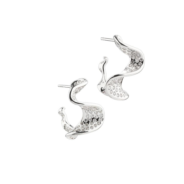 Aqua Dulce Rhumba Darling Hoop sølv øreringe i bølget form med glitrende sten, Model 6001-6001-1.