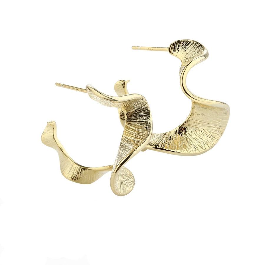 Aqua Dulce Rhumba Medium Hoop Creol, guldfarvede øreringe med bølget, tekstureret design, Model 5320-5320-1.