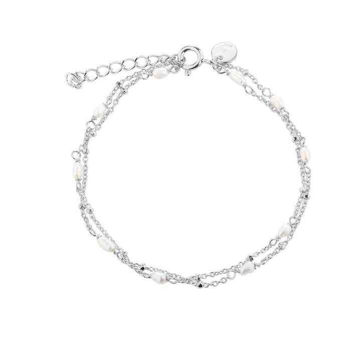 Aqua Dulce Rice Dot Double Armband med dobbelte sølvkæder og små hvide perler. Model 5371-5371-1