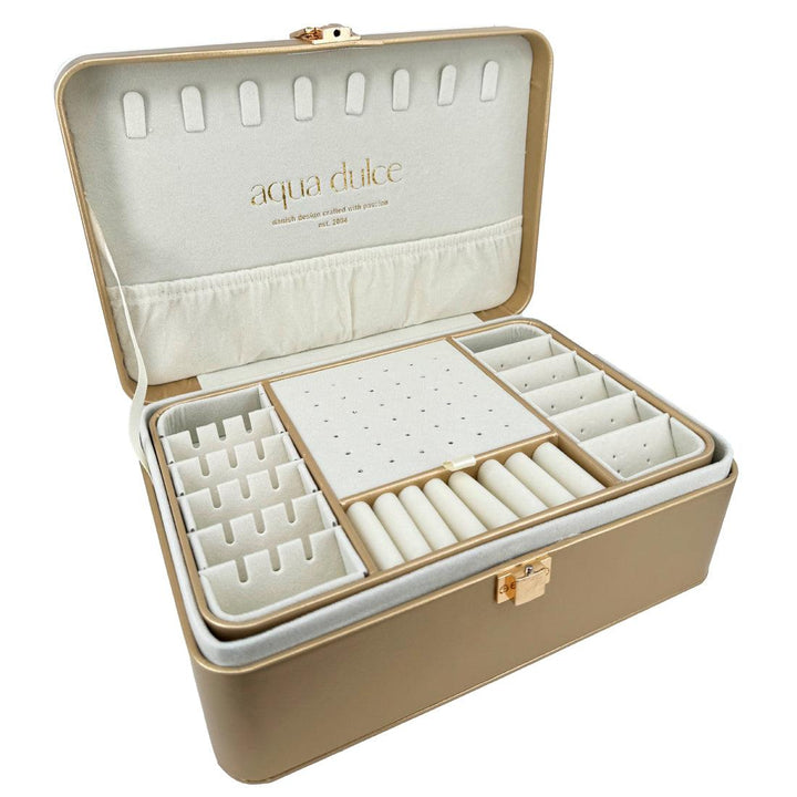 Aqua Dulce stor smykkeskrin i guld kunstlæder med ruminddeling og blødt lyst indtræk. Model 6053-1