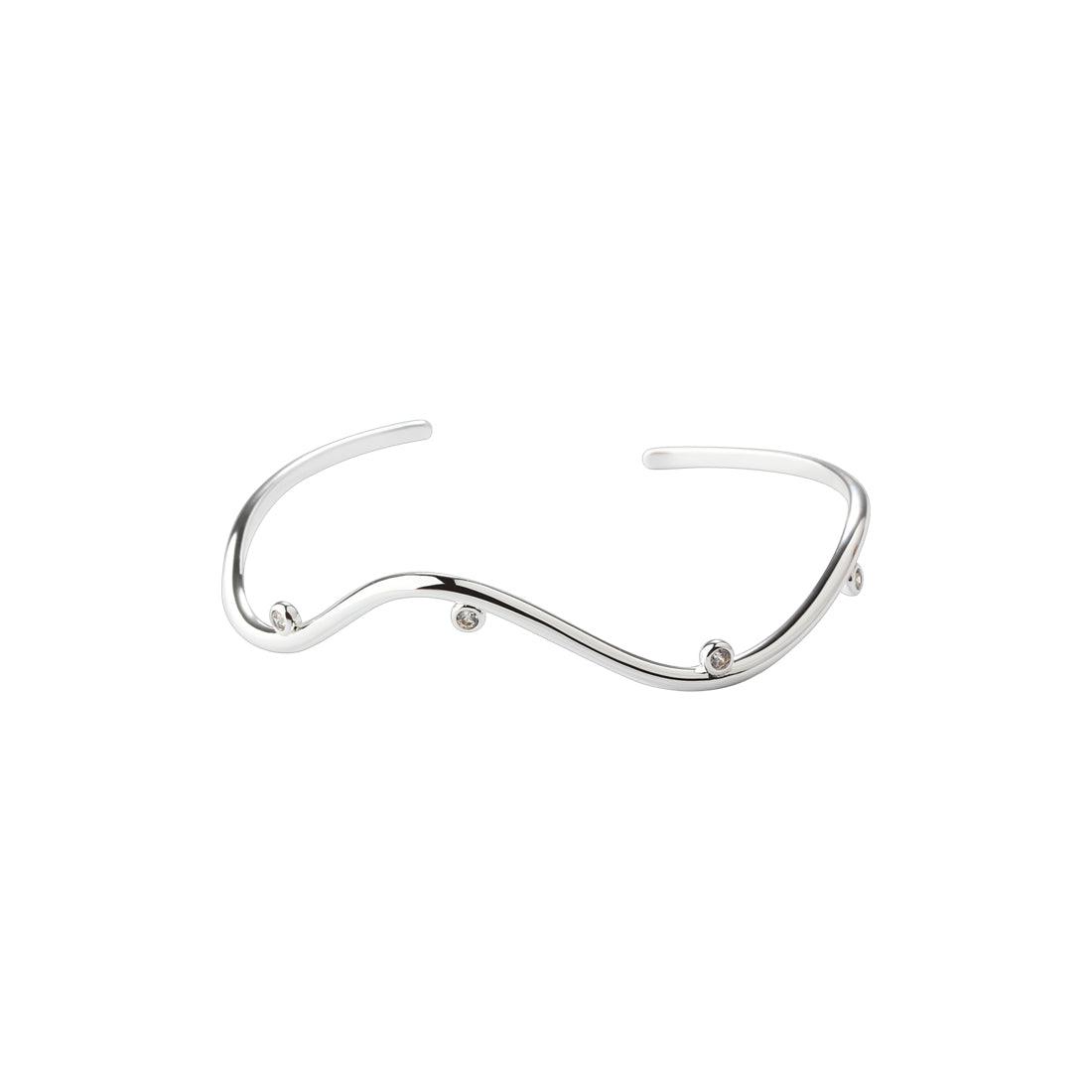 Aqua Dulce Wavy Armring i sølv med bølgende design og små klare sten, Model 6217-1