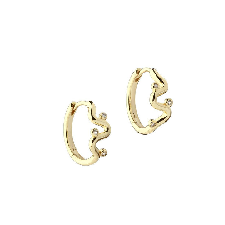 Aqua Dulce Wavy Hoop øreringe i forgyldt sølv med bølget design og små sten, Model 6214-1.