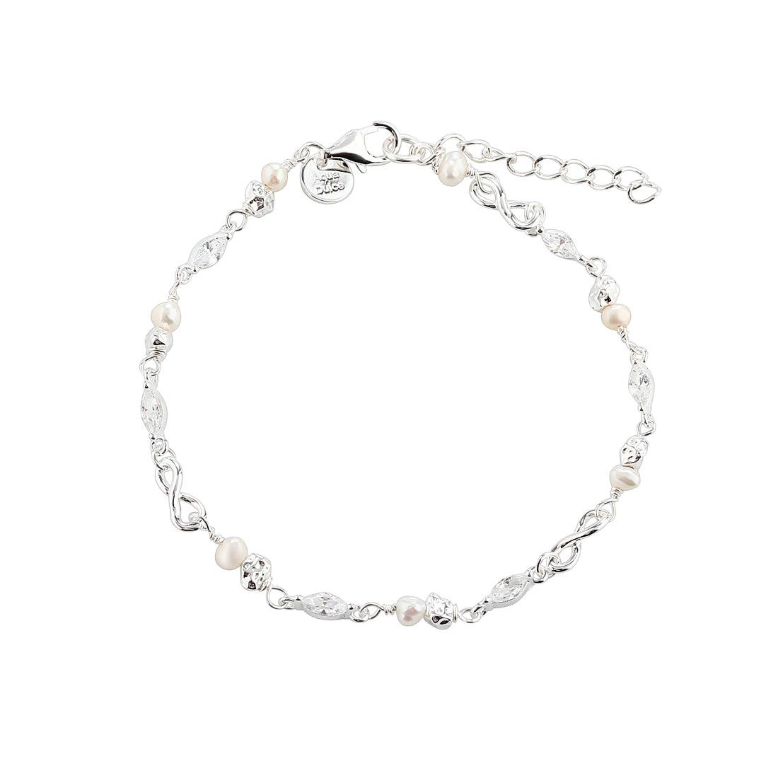 Aqua Dulce White Garden armbånd sølv med små hvide perler og elegante detaljer, Model 5967-1.