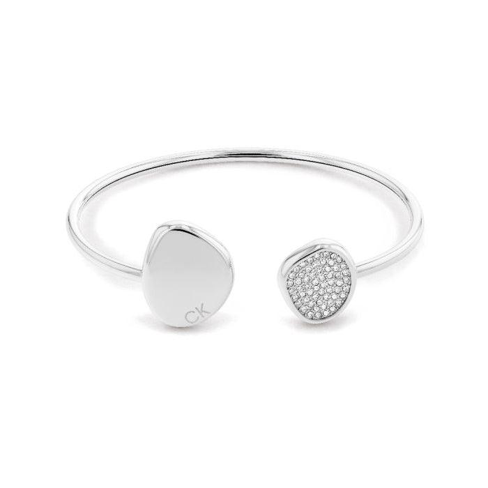 Calvin Klein Enchant Bangle i sølv med blank og pavé pynt, minimalistisk design. Model 35000214-1