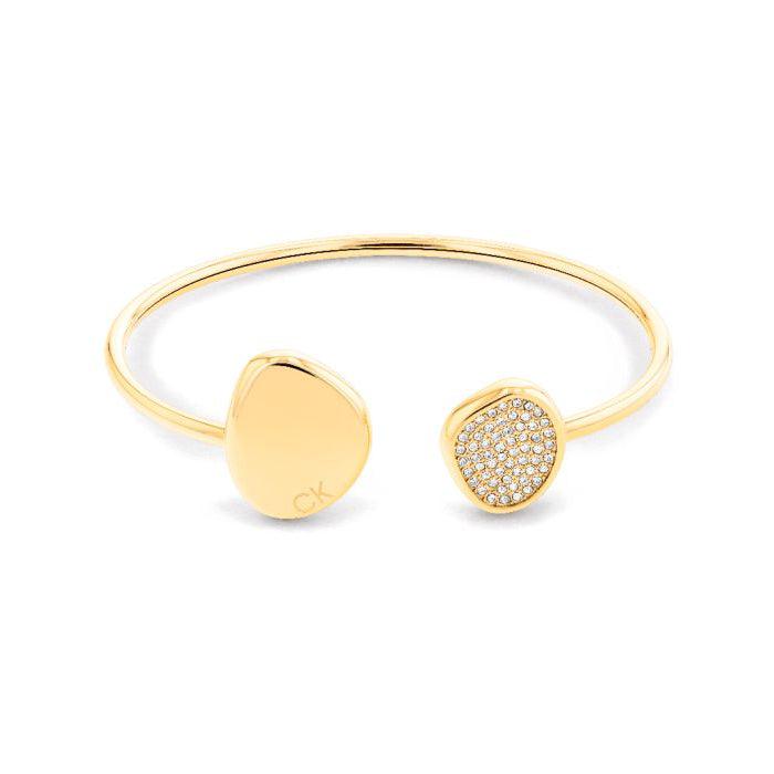 Calvin Klein Enchant Bangle armbånd i guld med organisk form og skinnende detaljer. Model 35000215