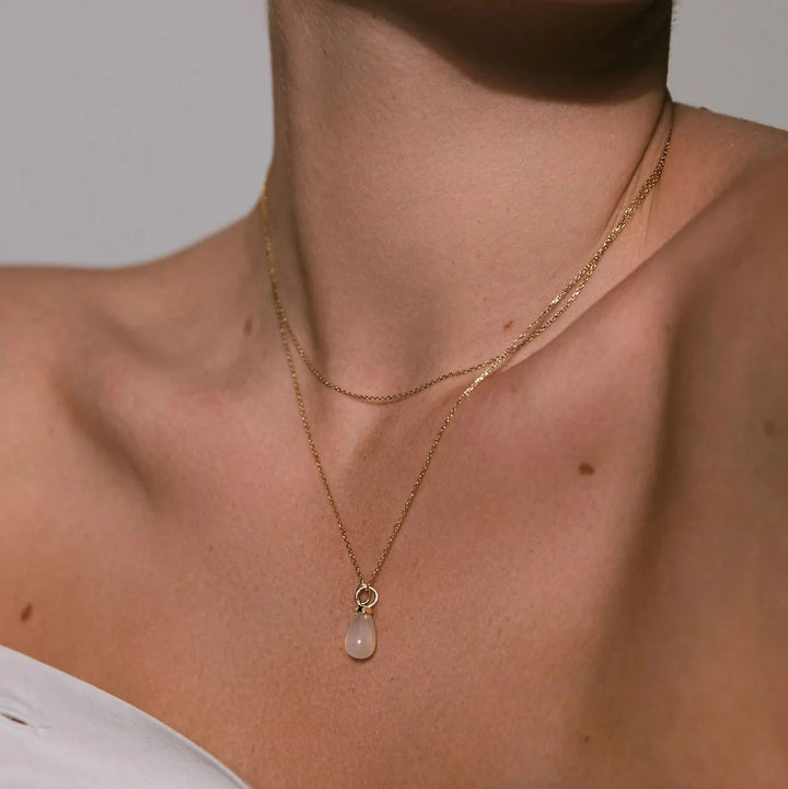 carre-10-karat-drop-vedhaeng-m-manesten smukt dråbevedhæng i guld med hvid sten på model. Model TL4395MO-2