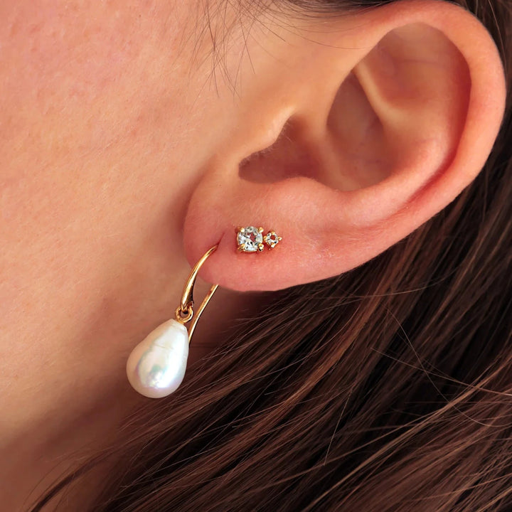 Carre bon bon orestikker m. blå topas guldbelagt vist i øret, glimtende sten og elegant design. Model FS4445BT-2